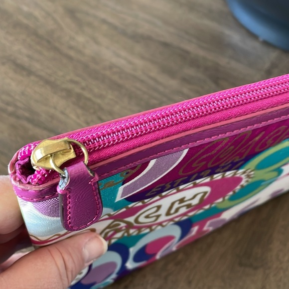 Coach Poppy Graffiti Padded Pouch - Picture 5 of 6